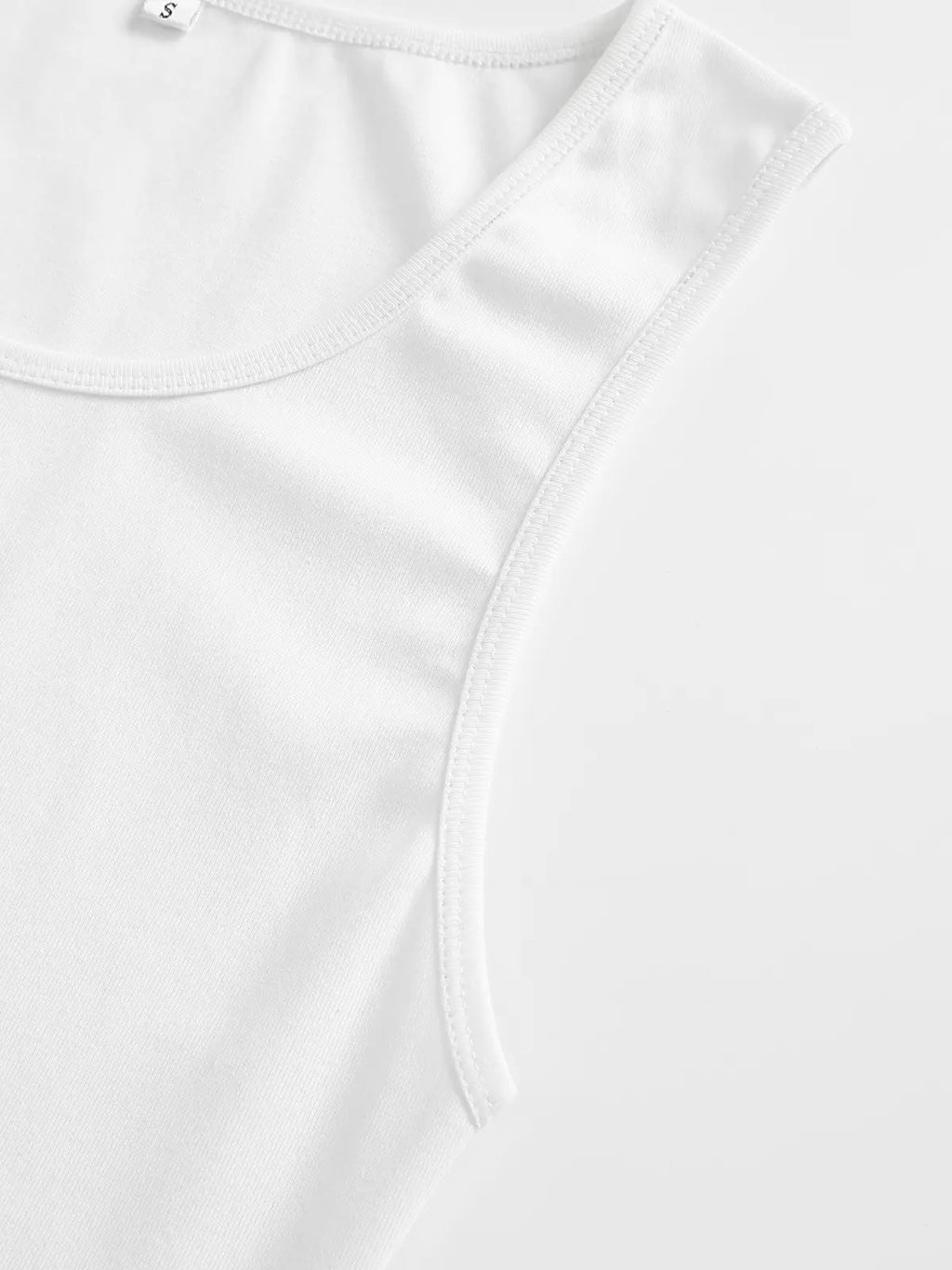 3-Pack Men’s Tank Tops, Men’s Sleeveless T-Shirts, Men’s Cotton Tank Tops Crew neck, simple design; soft, stretchy fabric that feels gentle against the skin and is breathable when worn. Suitable for everyday layering, home wear/sleeping, and workouts/runn